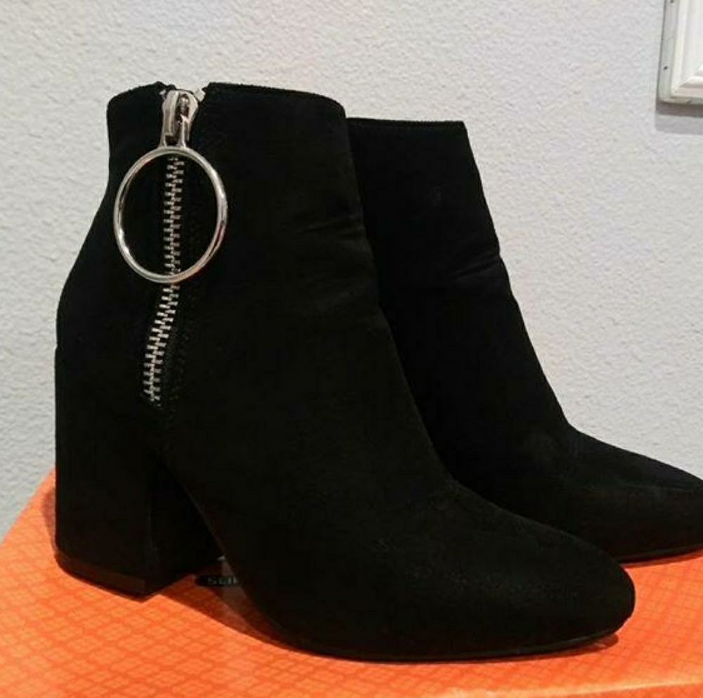 BLACK BOOTIES